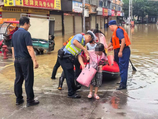 南宁公安机关冲锋抗洪防汛一线保民安