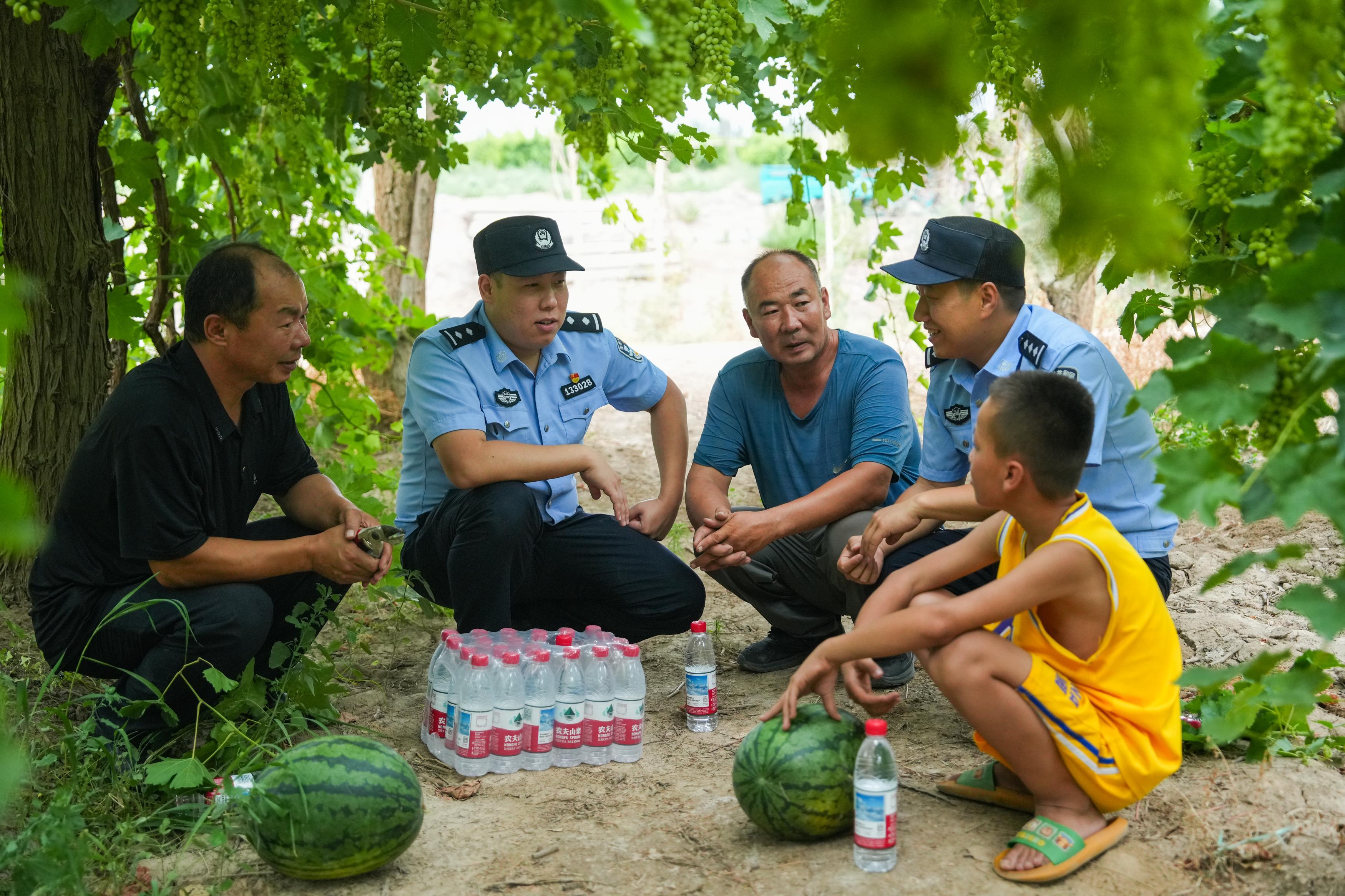 哈密铁警：走访送清凉 入户解民忧