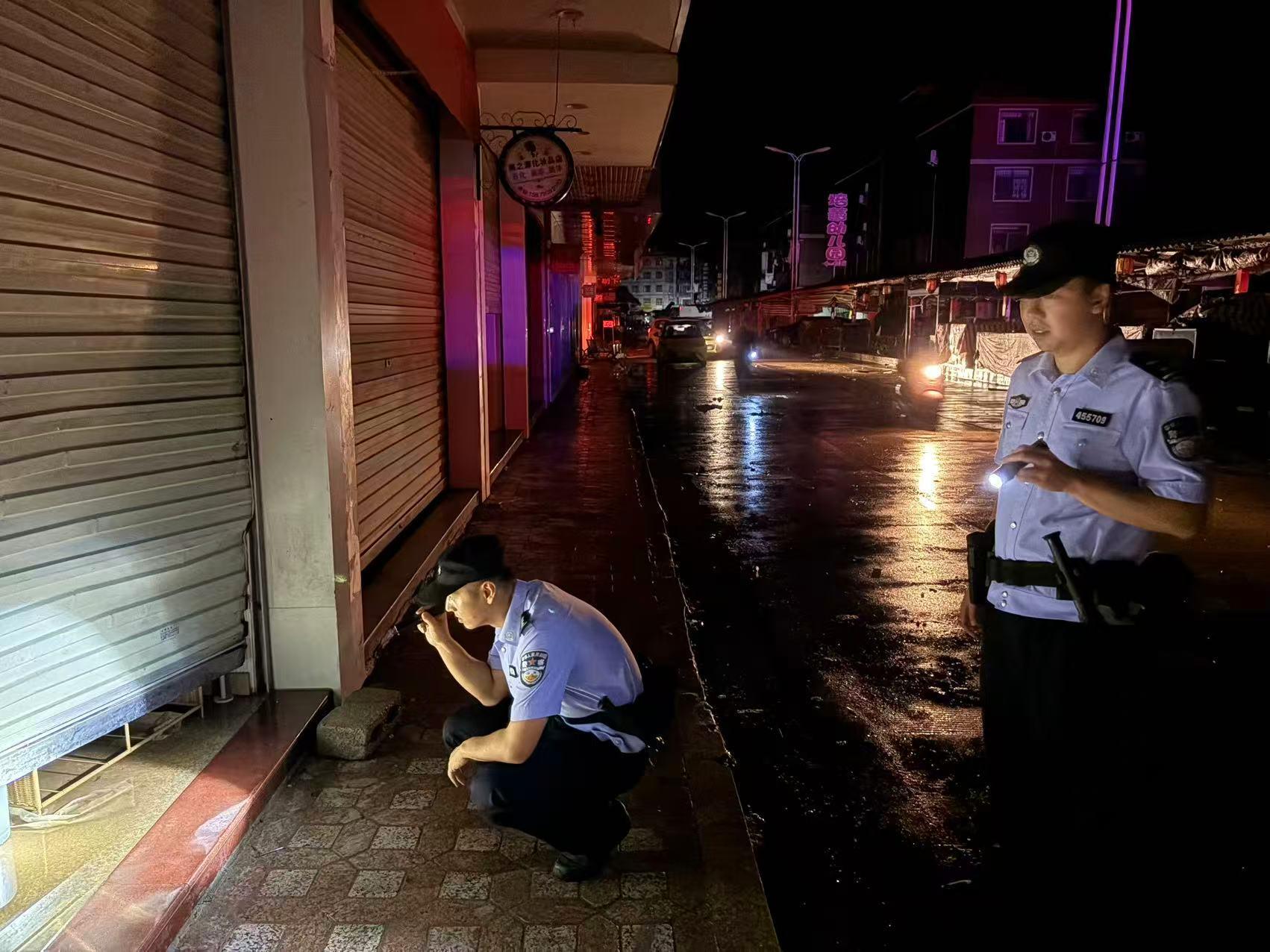 贵港法院干警挺身一线筑牢抗洪安全防线