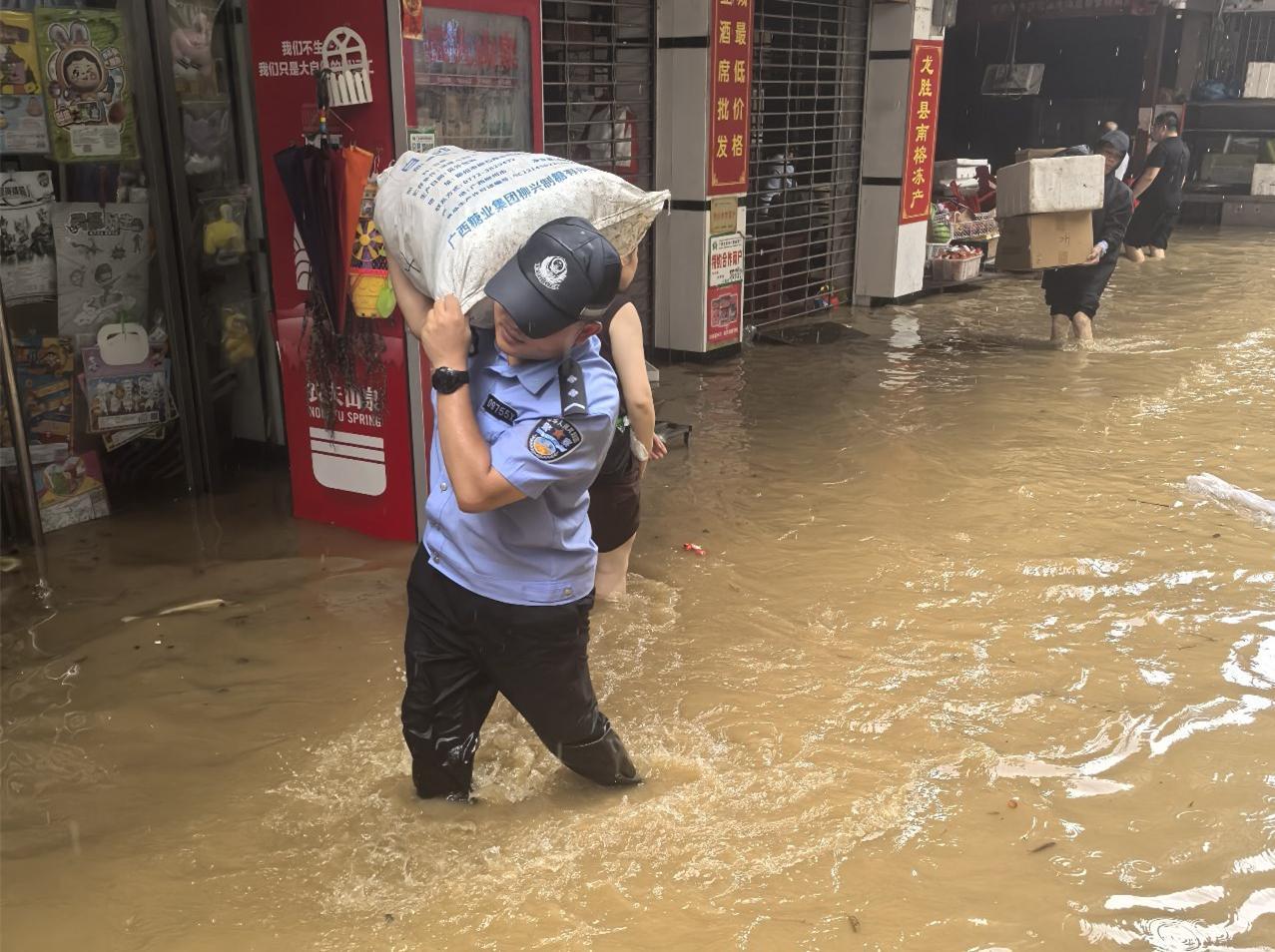 广西龙胜公安风雨中筑起“平安堤坝”