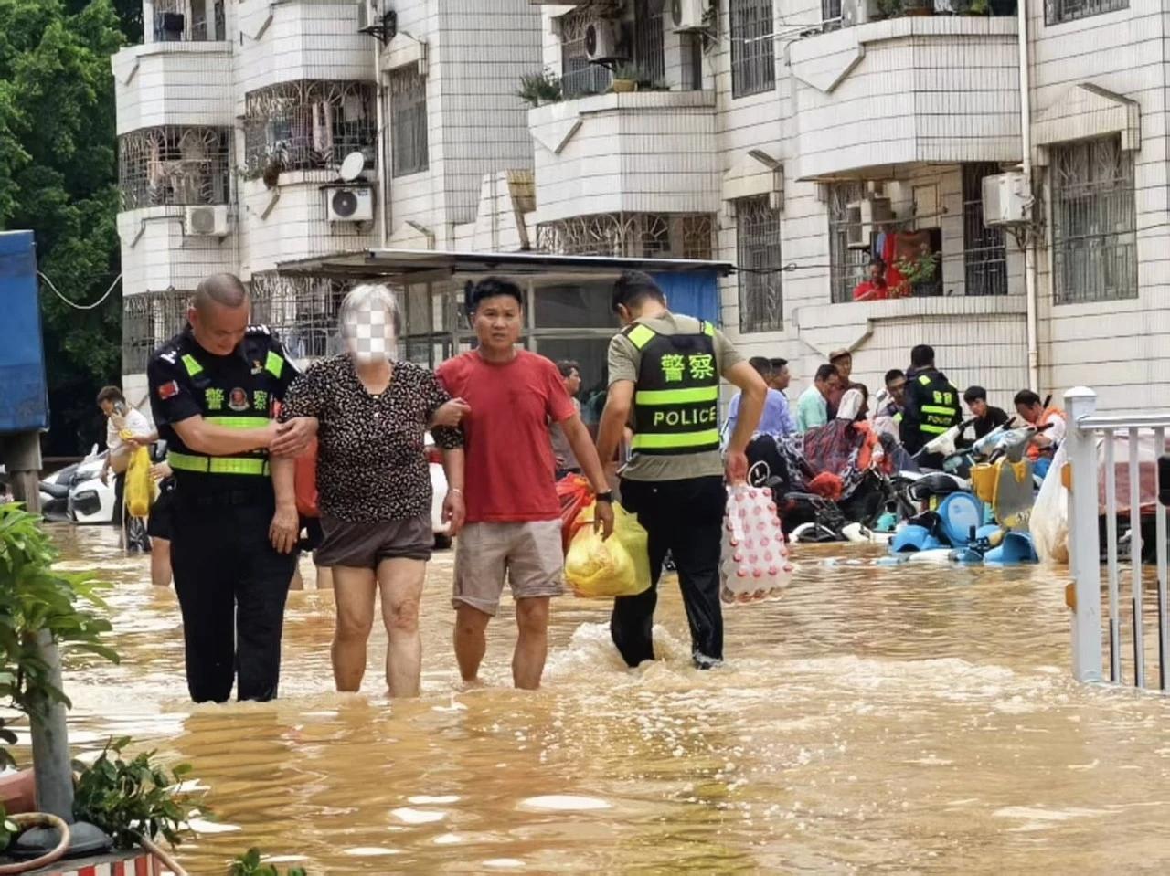 贵港公安逆水而行冲锋一线护民安