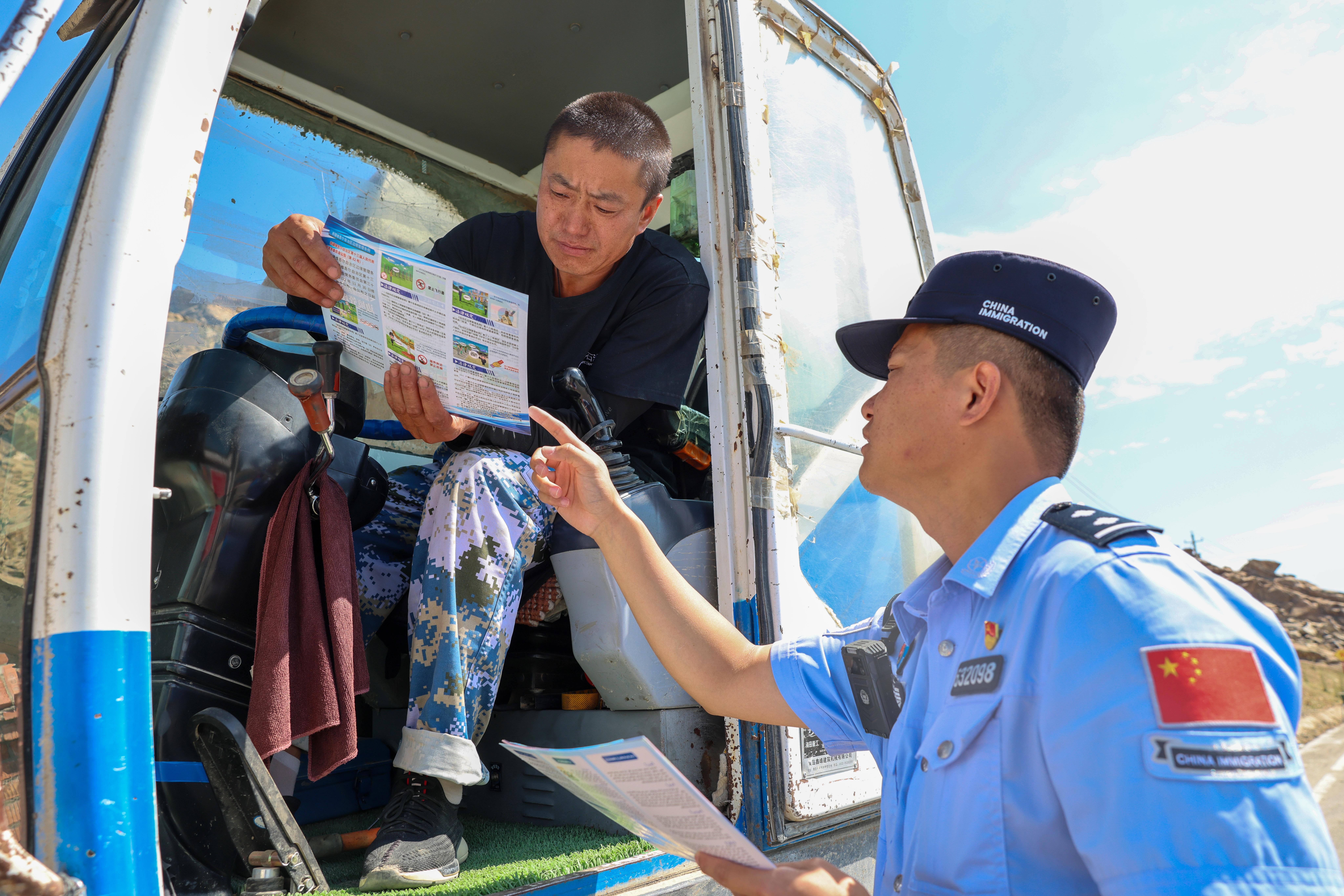 新疆阿勒泰：民警开展“普法送清凉”活动