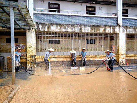 贵港市委政法委联合多部门开展灾后清淤行动