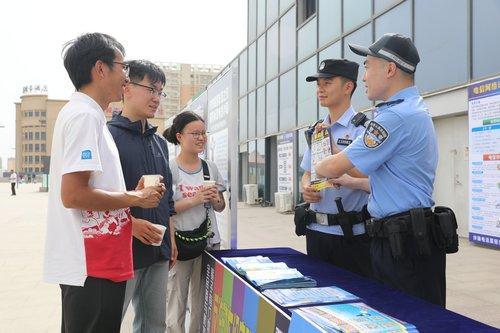 新疆库尔勒：铁地警方联动守护旅客出行安全