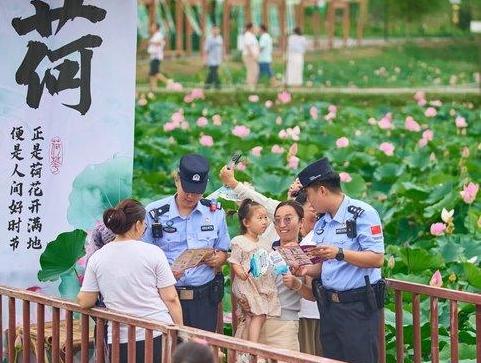 新疆博乐：“荷荷”美美讲法宣 好运“莲莲”话平安