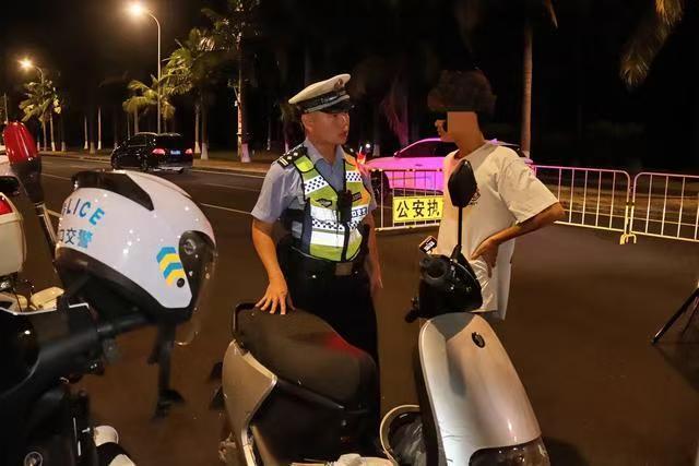 海口公安交警持续开展夜间清查行动