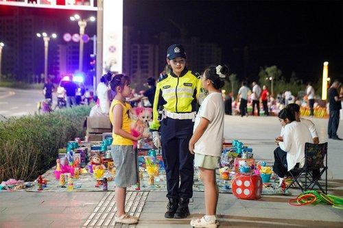 新疆轮台：夜间警务守护夏日烟火气