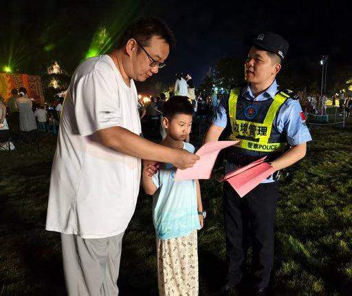 崇左警地协同普法守护边关文旅平安