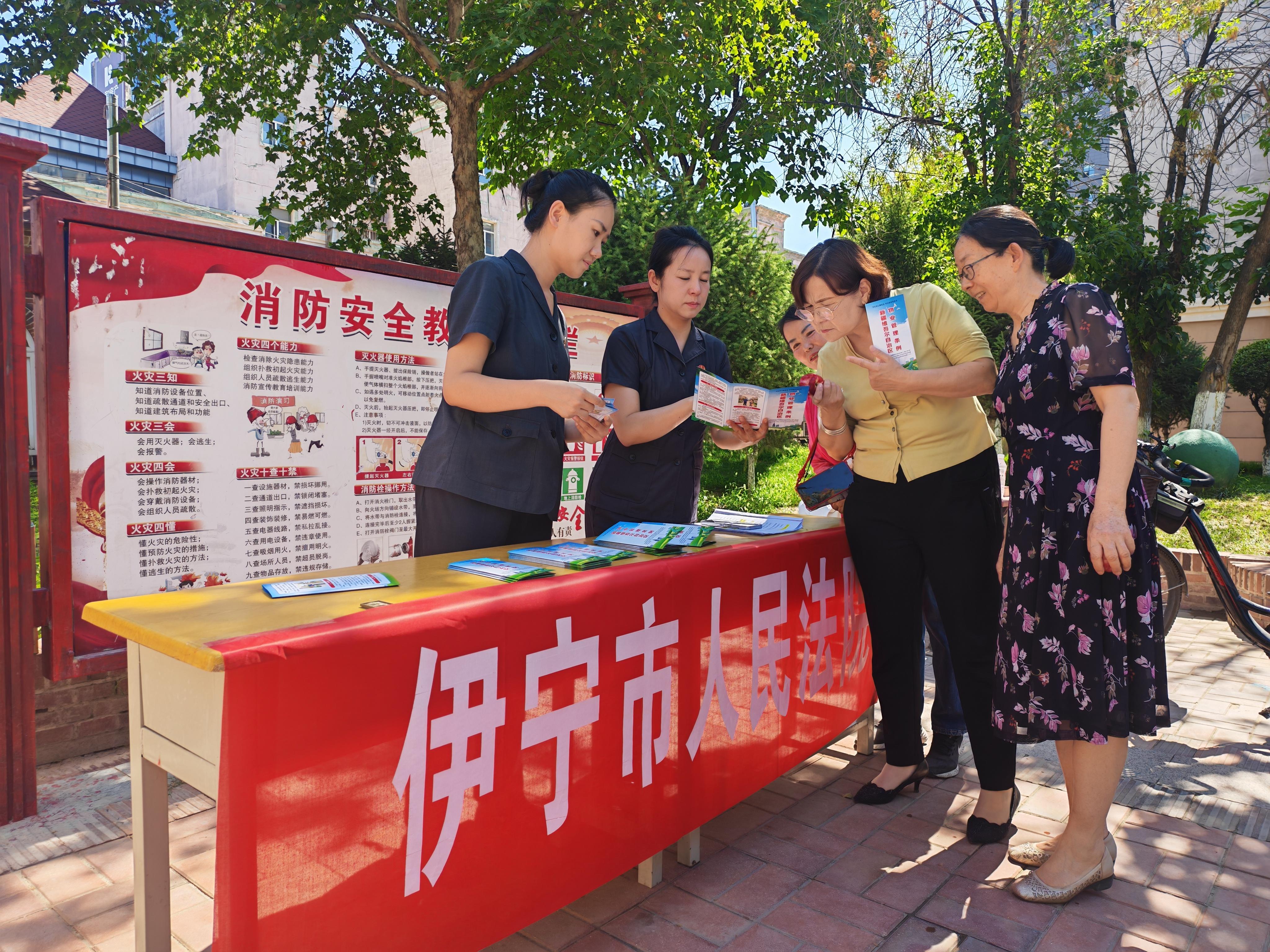 新疆伊宁市：法官走进住宅小区“摆摊”普法