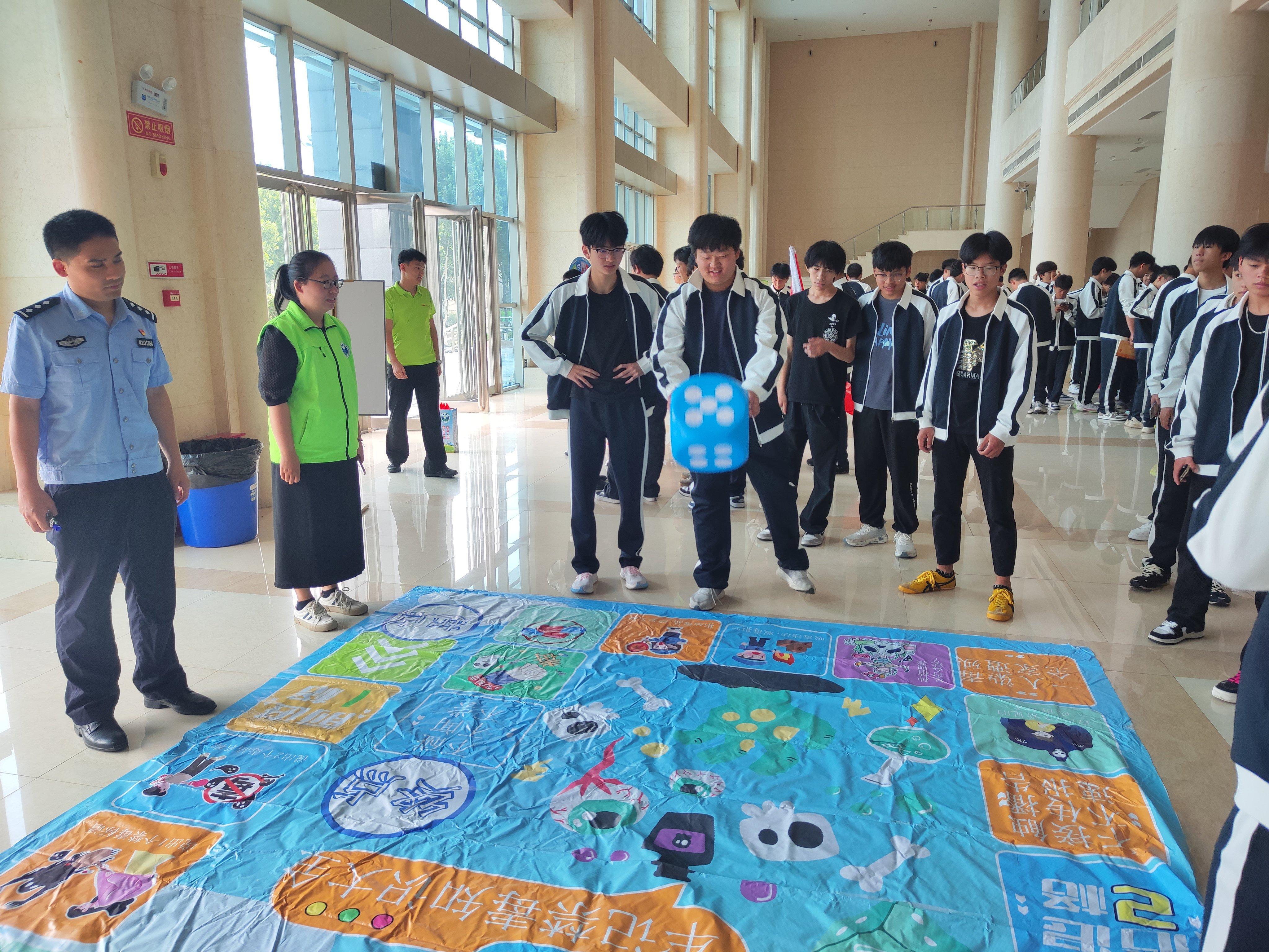 郑州组织开展“开学第一课”法治暨禁毒主题宣讲活动