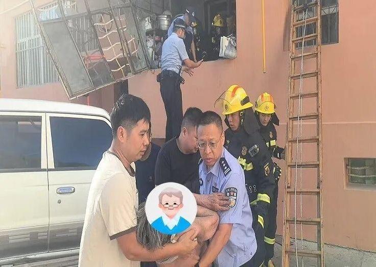 警民合力破窗 火场中救回独居老人