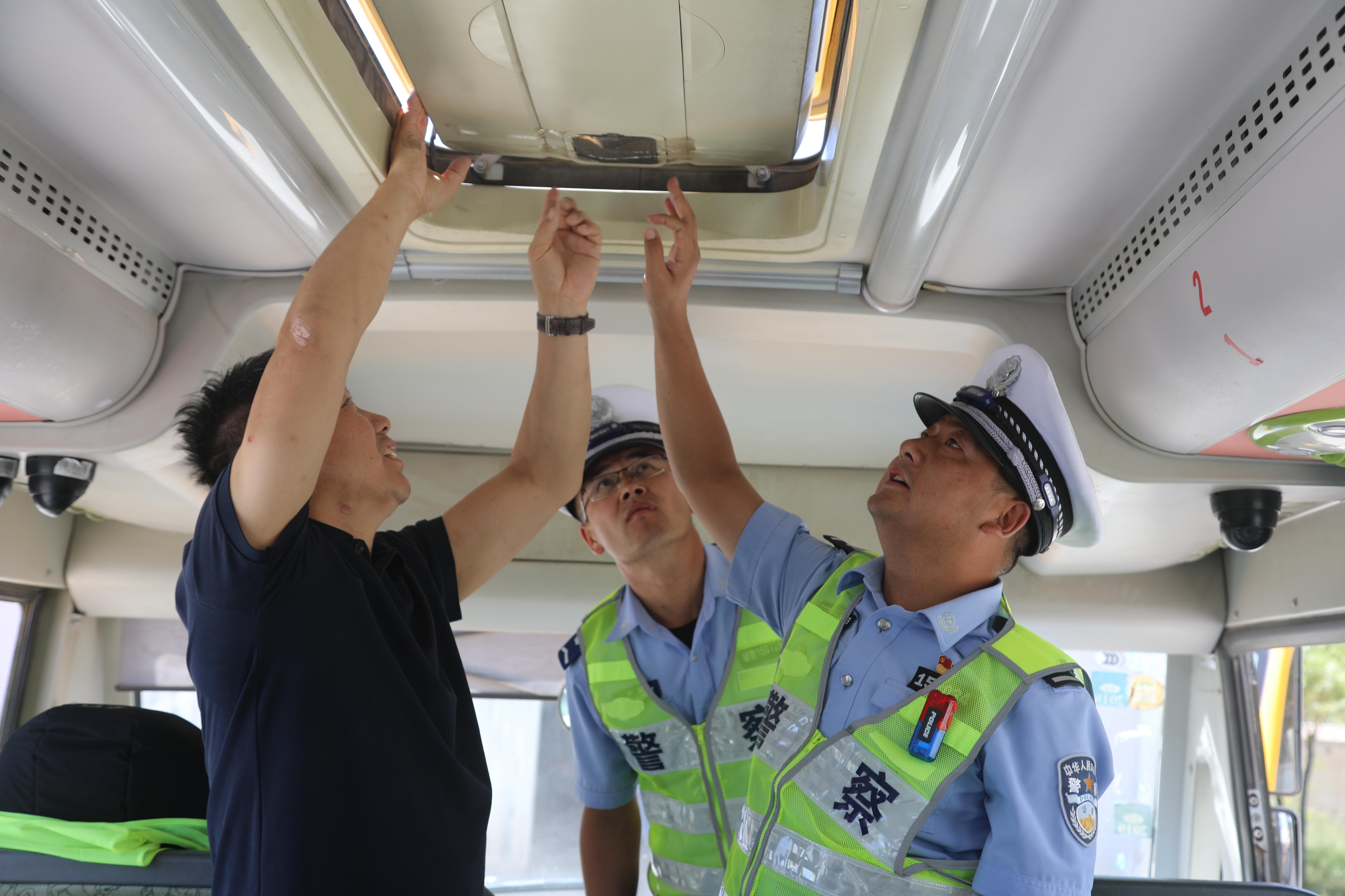 新疆乌恰：开学前开展校车安全检查