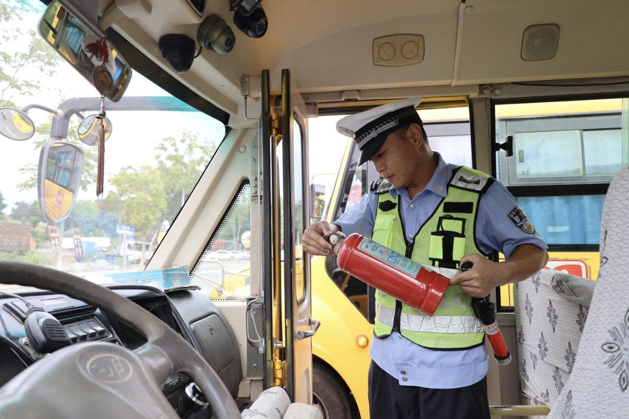 江西宁都：查校车 迎开学 护平安