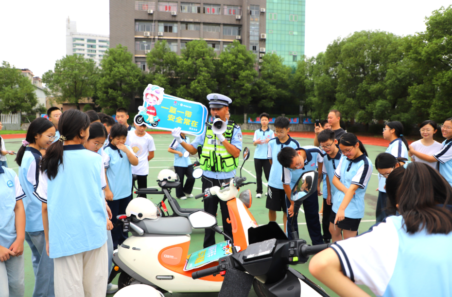 江西新余：交警进校园 讲好安全第一课