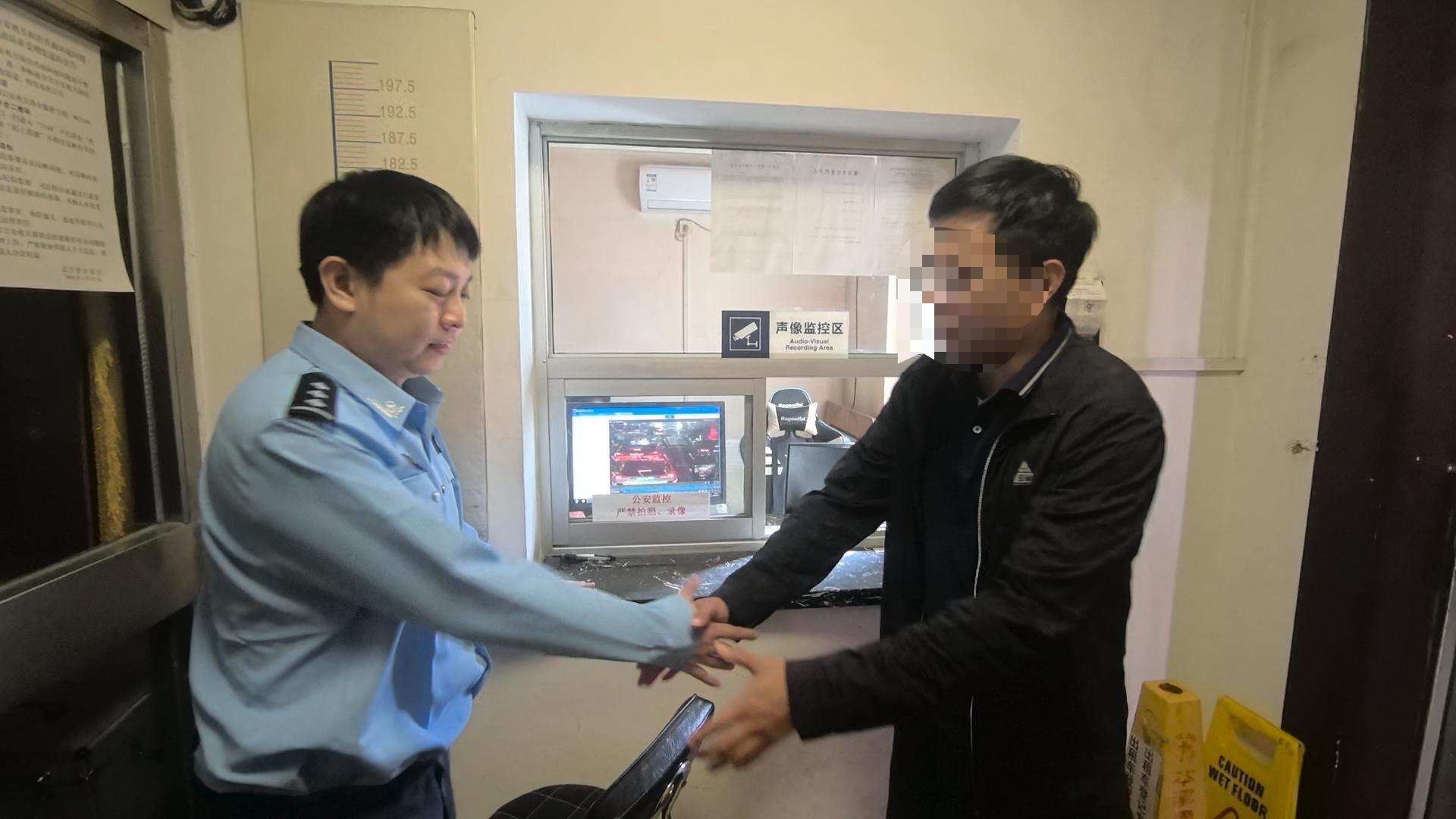 本溪出租车治安派出所帮助返乡探亲人员找回遗失贵重物品