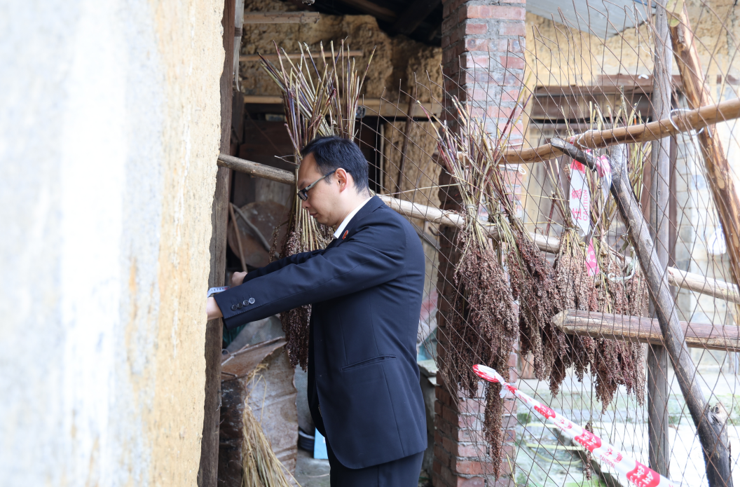 重庆南川：法官上门调解七旬邻里纠纷