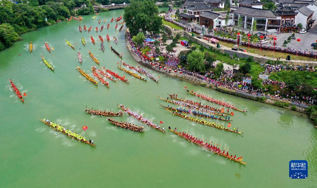划龙舟迎端午