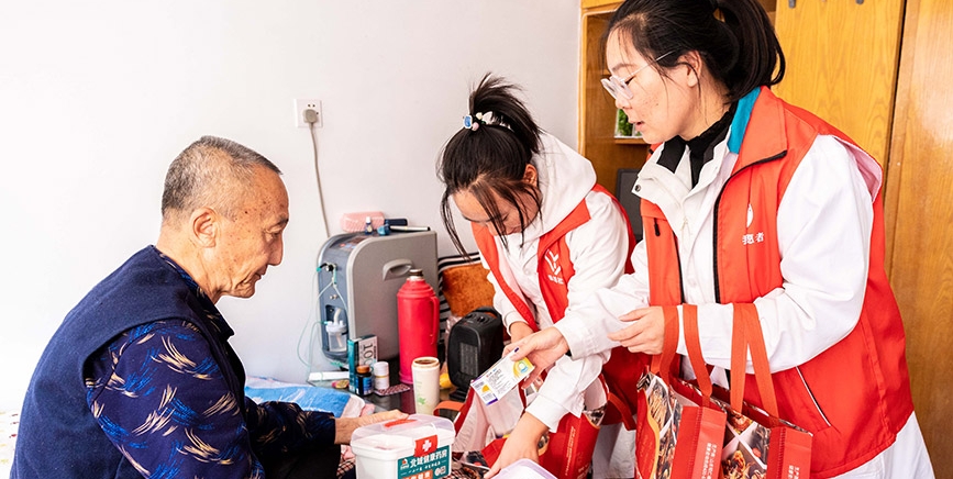 呼和浩特：情暖重阳 健康相伴