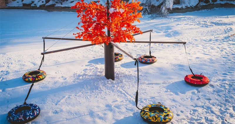 北京欢乐谷打造上万平方米湖心雪场