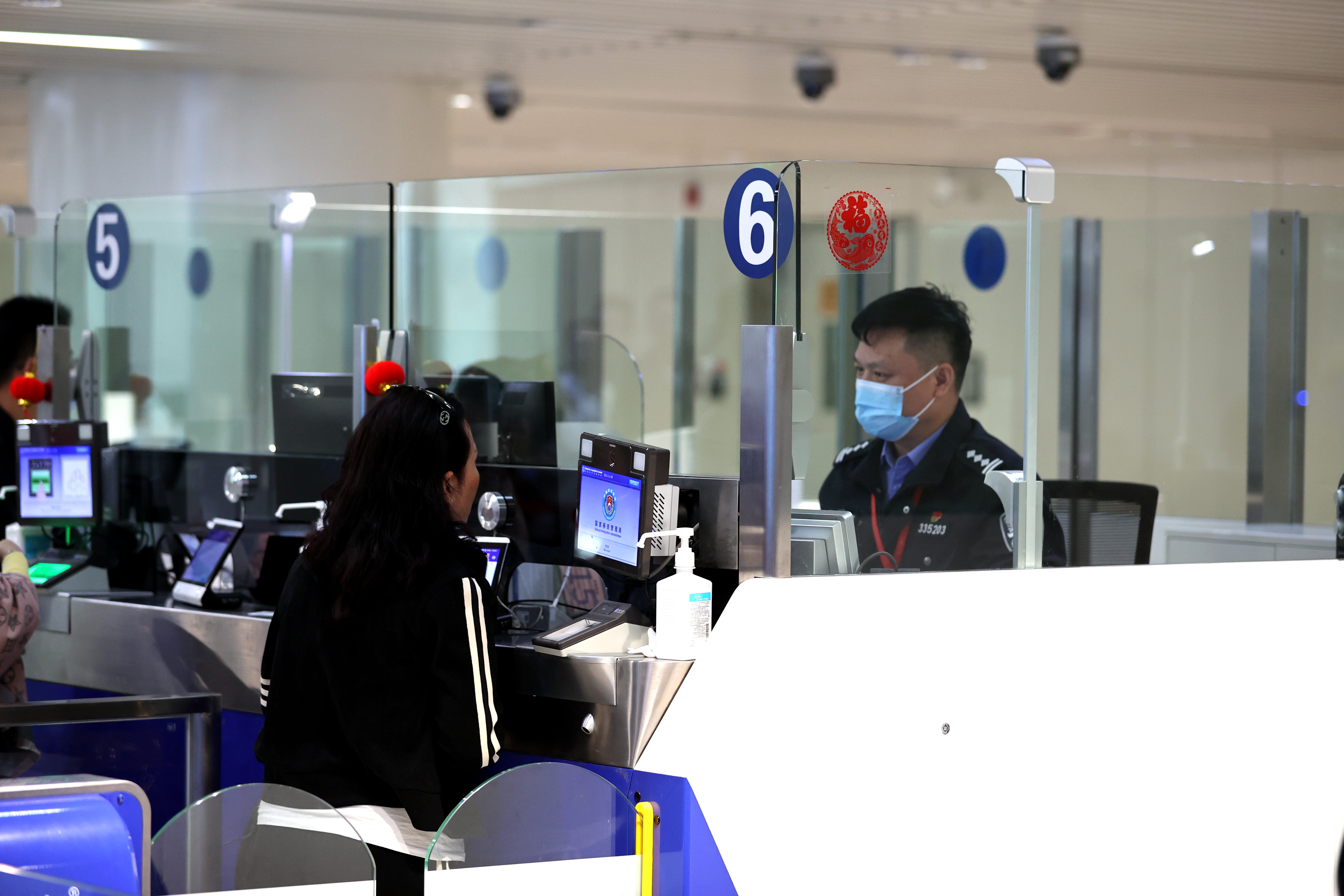 图一为执勤民警江志军热情为入境旅客办理边检手续。.jpg