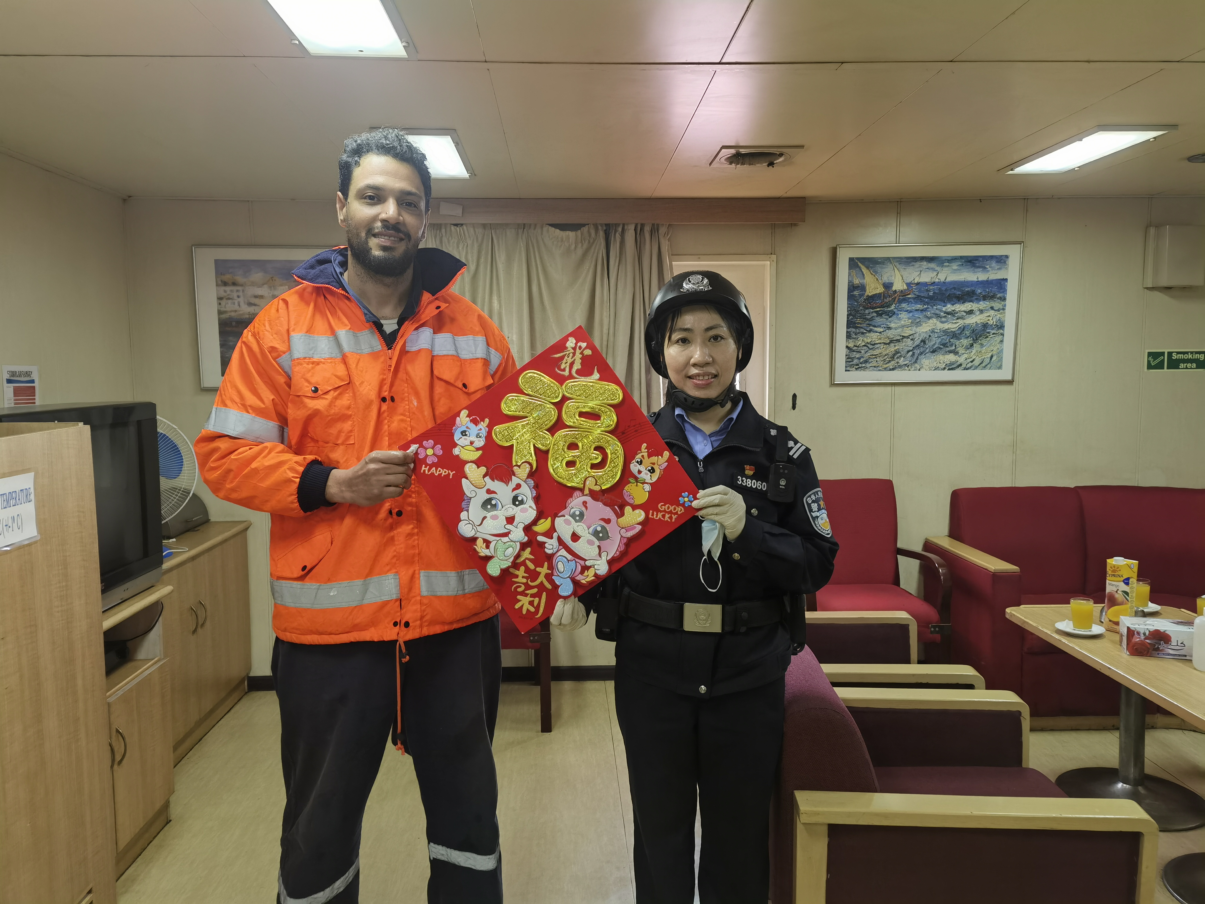 图三为执勤民警陈娇外籍船舶为船员送祝福贺新春。.jpg