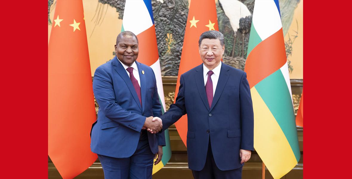 习近平会见中非总统图瓦德拉