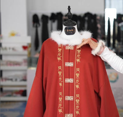 新春走基层 | 香味汉服、AI设计……汉服里的“黑科技”