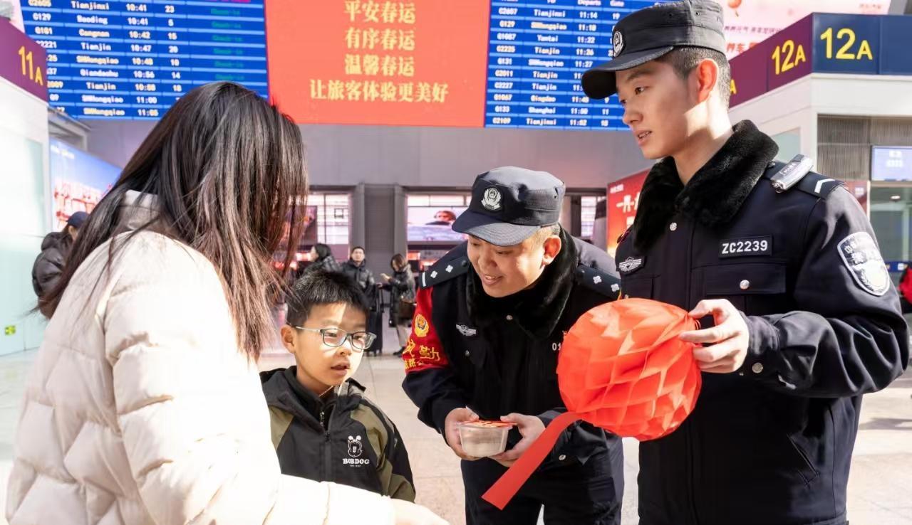 元宵节北京铁警组织旅客猜灯谜