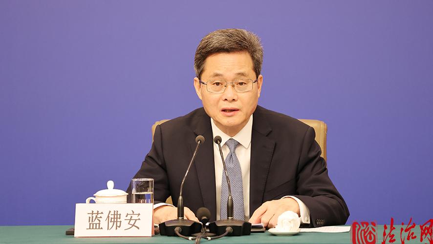 财政部部长蓝佛安回答记者提问