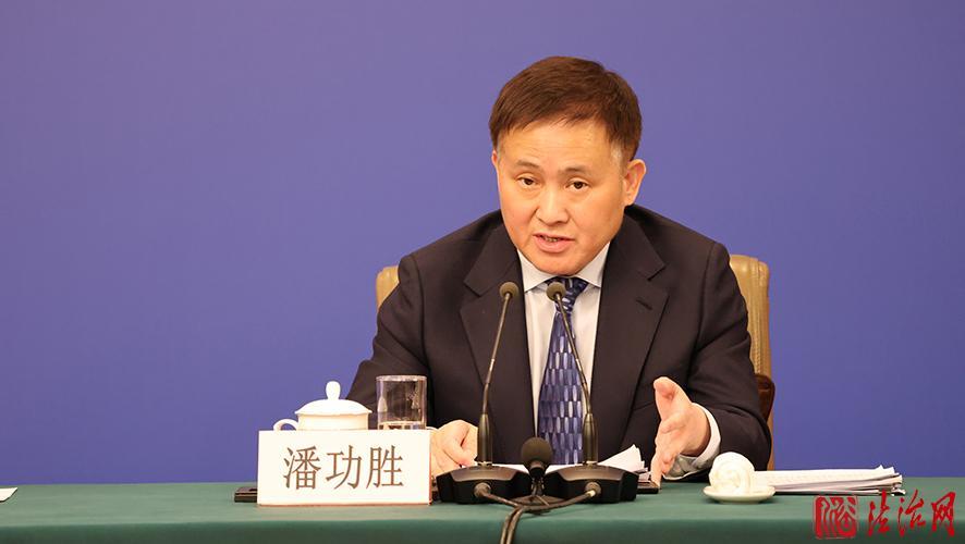 中国人民银行行长潘功回答记者提问