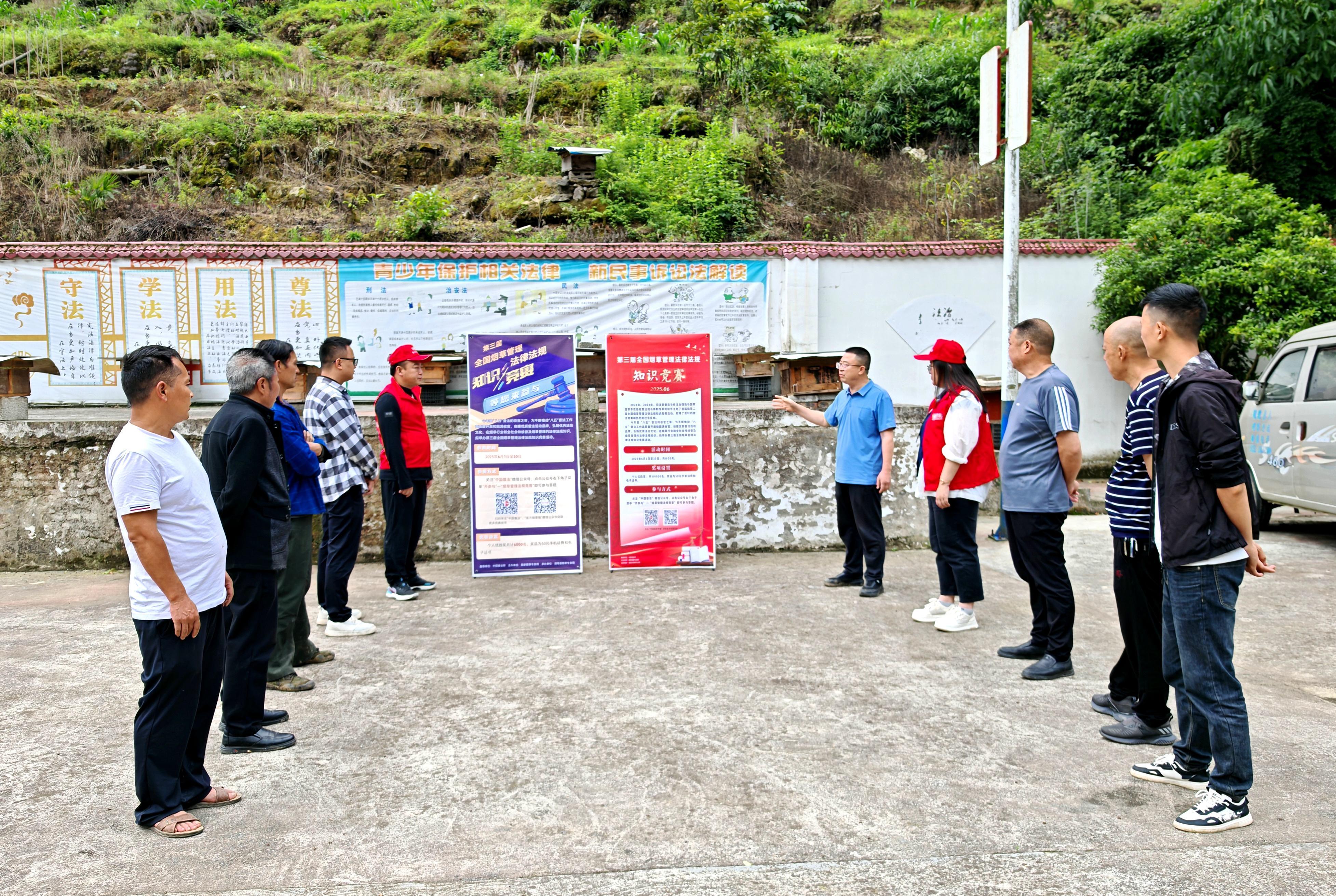 到乡村开展普法宣讲，发动社会公众参与竞赛答题.jpg