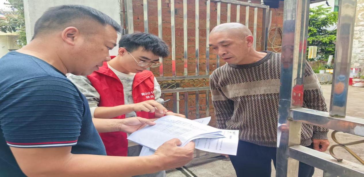 龙井村村两委及网格员入户给村民宣传未成年人防溺水，电信诈骗等内容.jpg