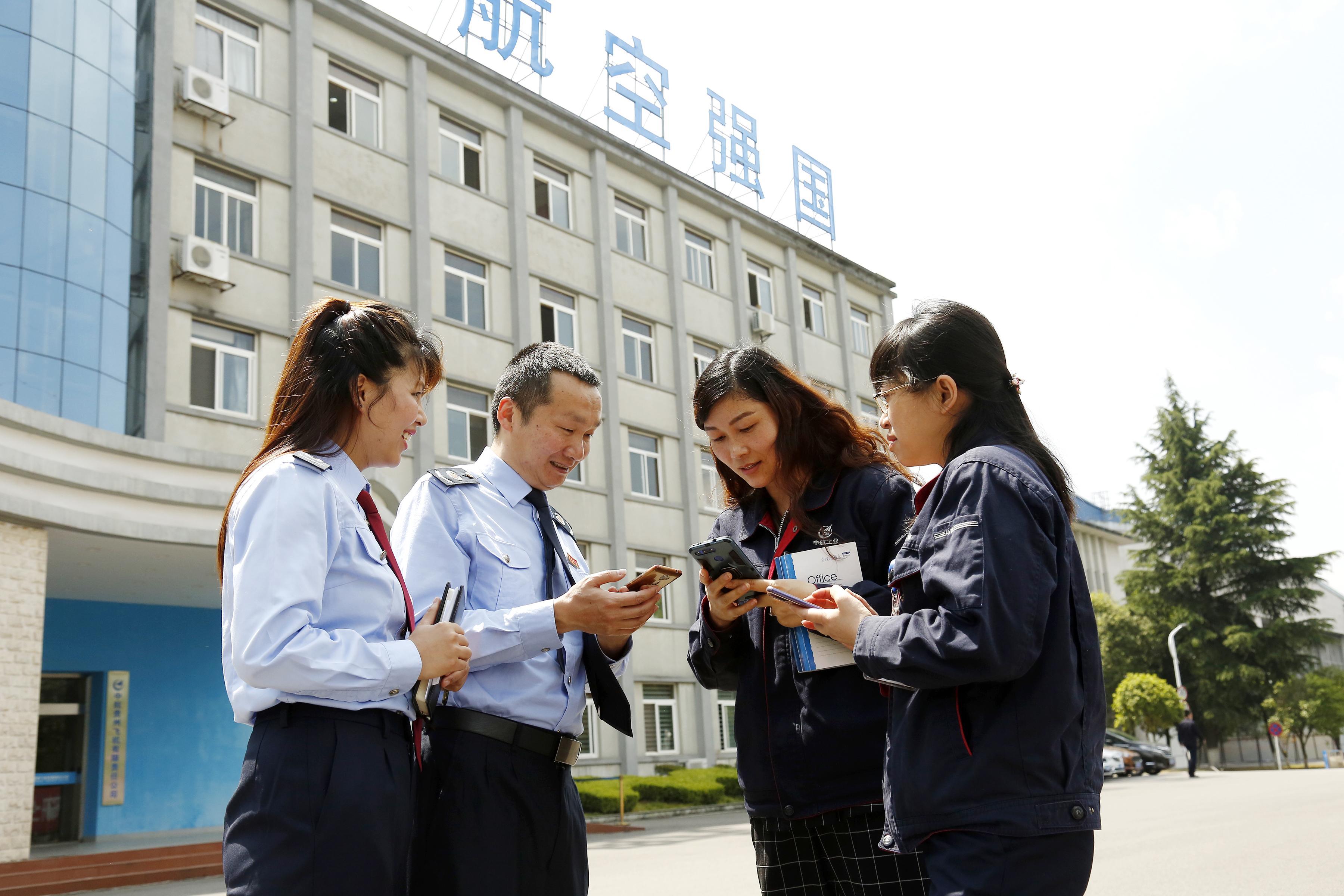 “金税委员” 走进企业，为企业详细解说税务部门在减税降费、纳税服务、助企纾困等方面的措施与成效，并专项辅导企业所需税费知识。.jpg
