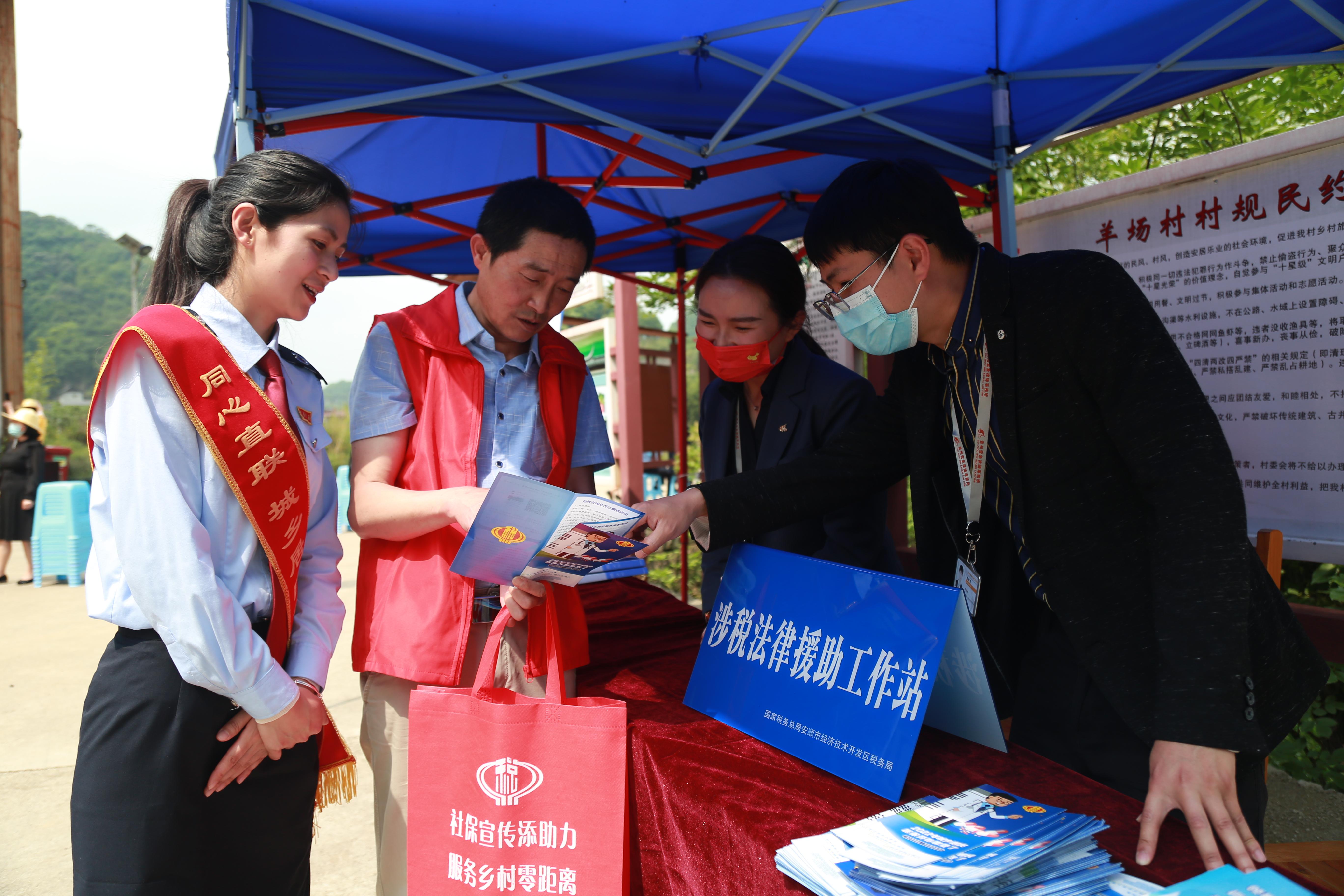 以青年税务干部为主体，打造“乡村振兴助农服务队”，走进乡村、农业合作社提供发票代开指导、社保缴费宣传、涉税政策咨询等税费服务。.jpg