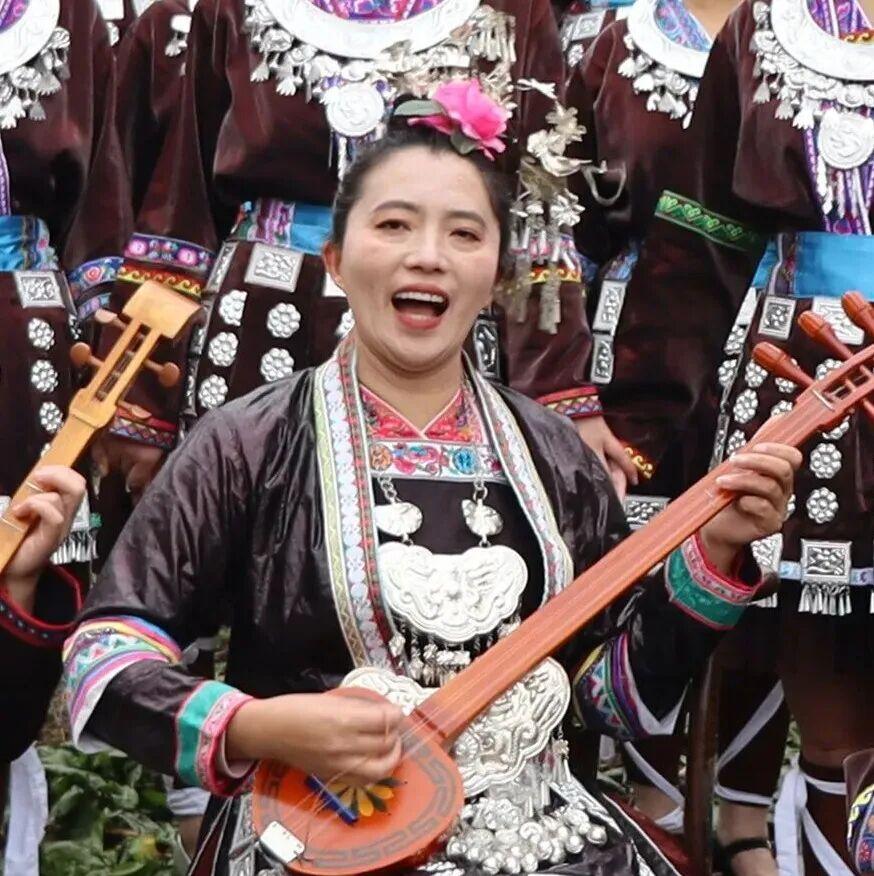 陈佳林身穿民族服饰表演.jpg