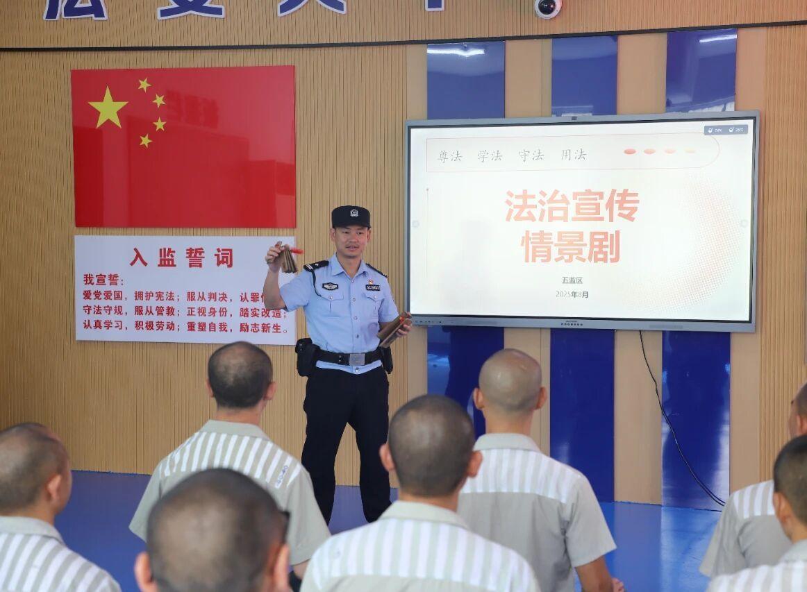 民警指导编排情景剧.jpg