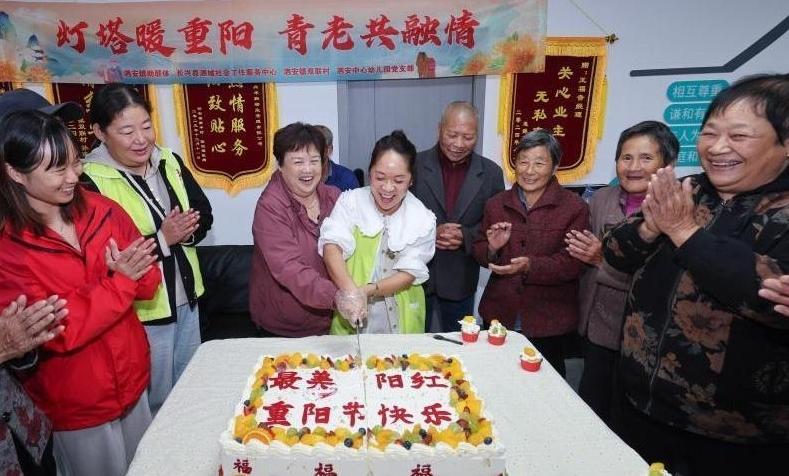 浙江湖州：志愿者助老敬老“迎重阳”