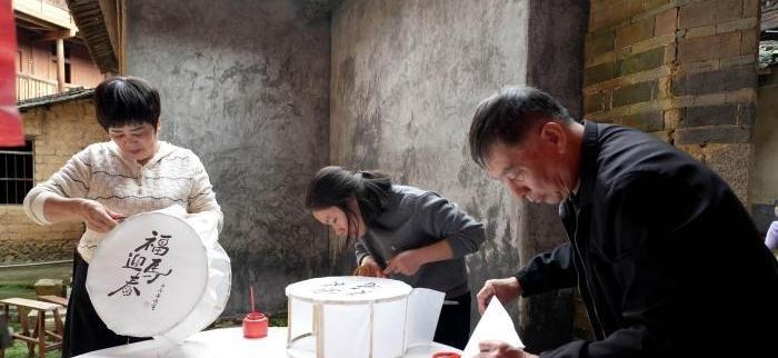 福建永定:赶制传统手工花灯迎元宵