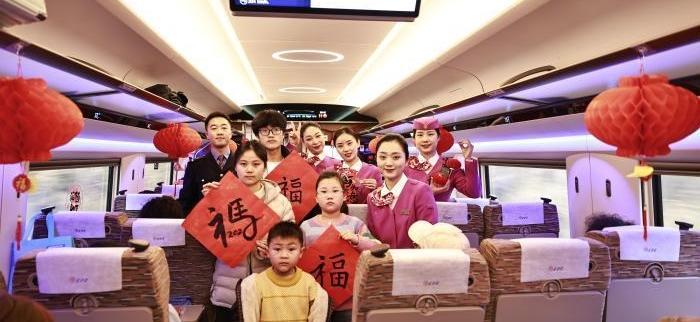 重庆：温暖回家路 列车车厢里“闹”元宵
