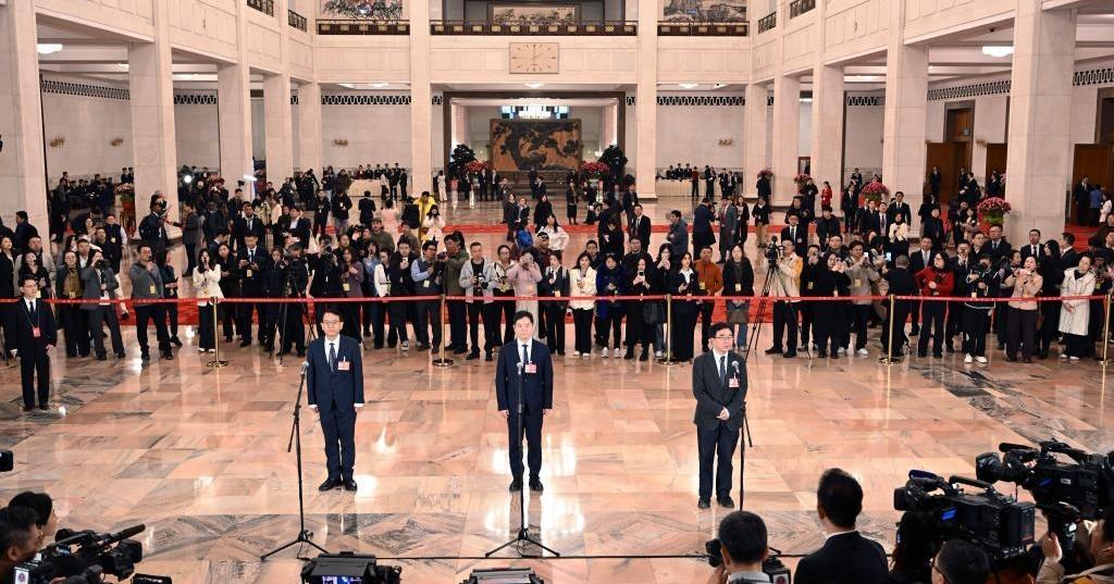 首场“委员通道”集体采访活动举行