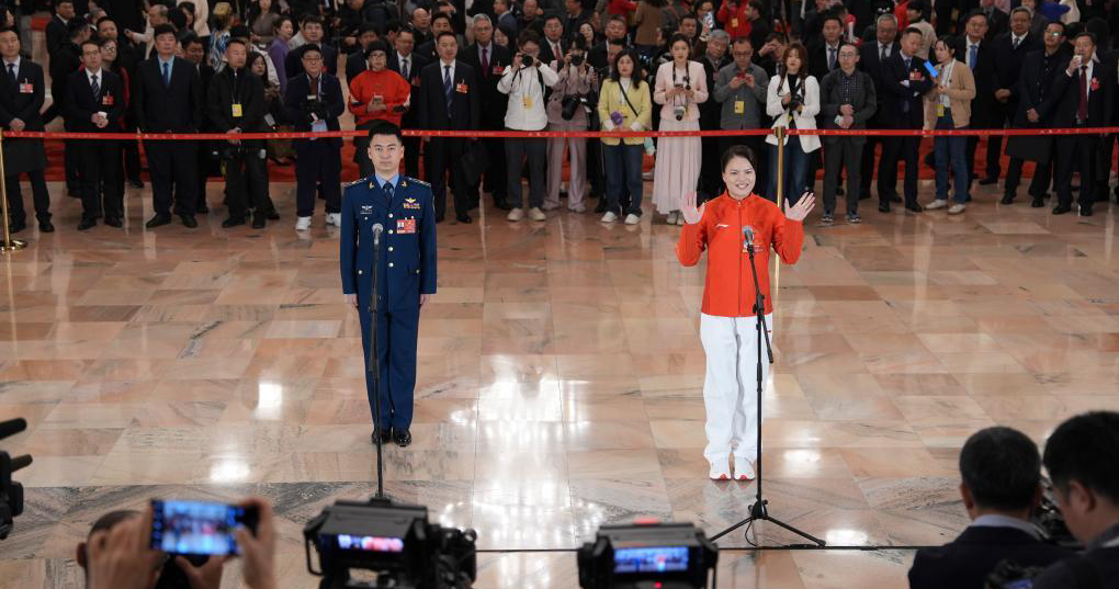 首场“代表通道”集中采访活动举行