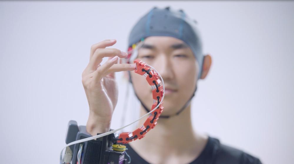 两会看“新”丨首次写入政府工作报告的脑机接口，有何发展看点？