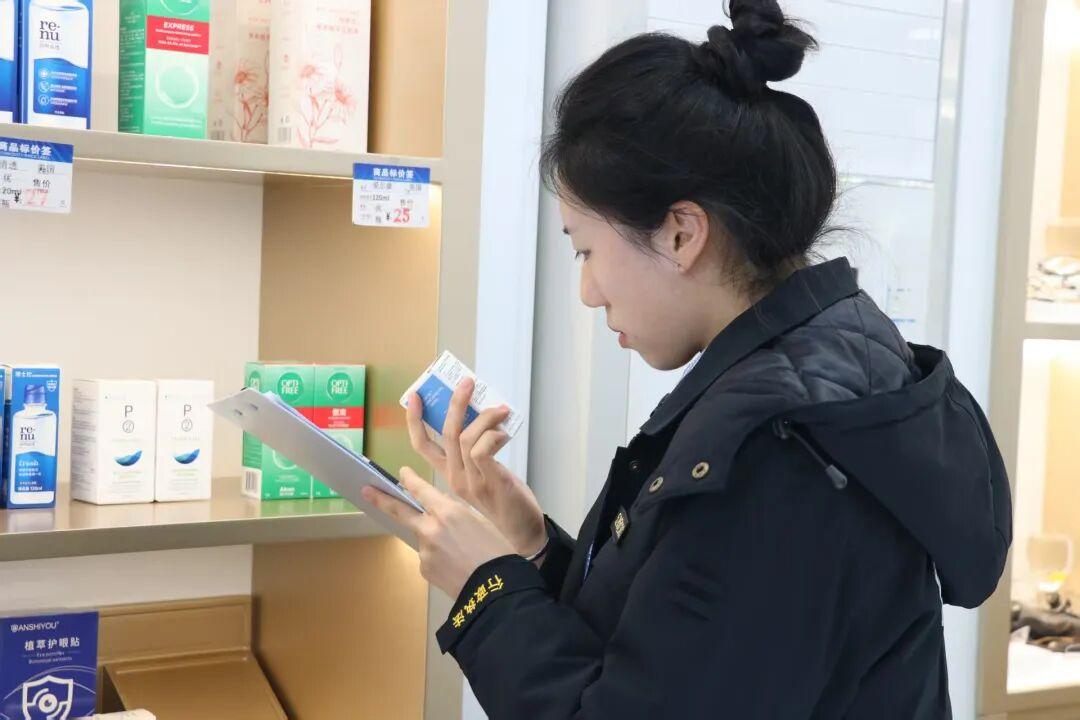 图1 执法人员在商铺检查产品信息.jpg