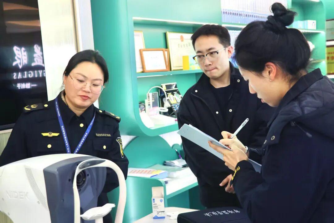 图2 执法人员对检查情况做好信息登记.jpg