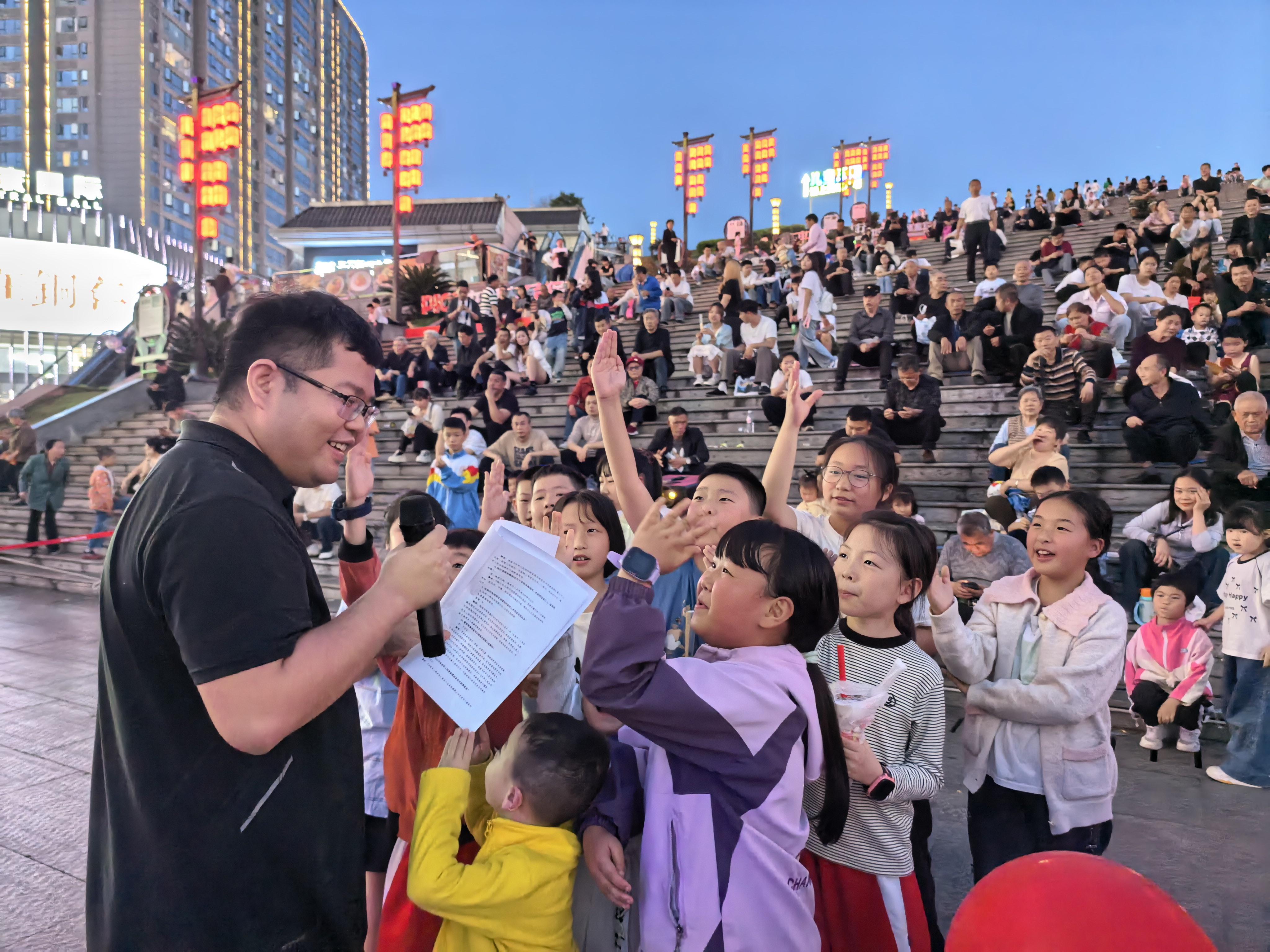 图3 2026年4月18日晚,铜仁市司法局走进中南门古城团结广场开展“法治铜仁·平安相伴”主题普法宣传活动。通过互动答题、光影普法、现场咨询等群众喜闻乐见的形式开展法治宣传.jpg 图3 2026年4月18日晚,铜仁市司法局走进中南门古城团结广场开展“法治铜仁·平安相伴”主题普法宣传活动。通过互动答题、光影普法、现场咨询等群众喜闻乐见的形式开展法治宣传.jpg