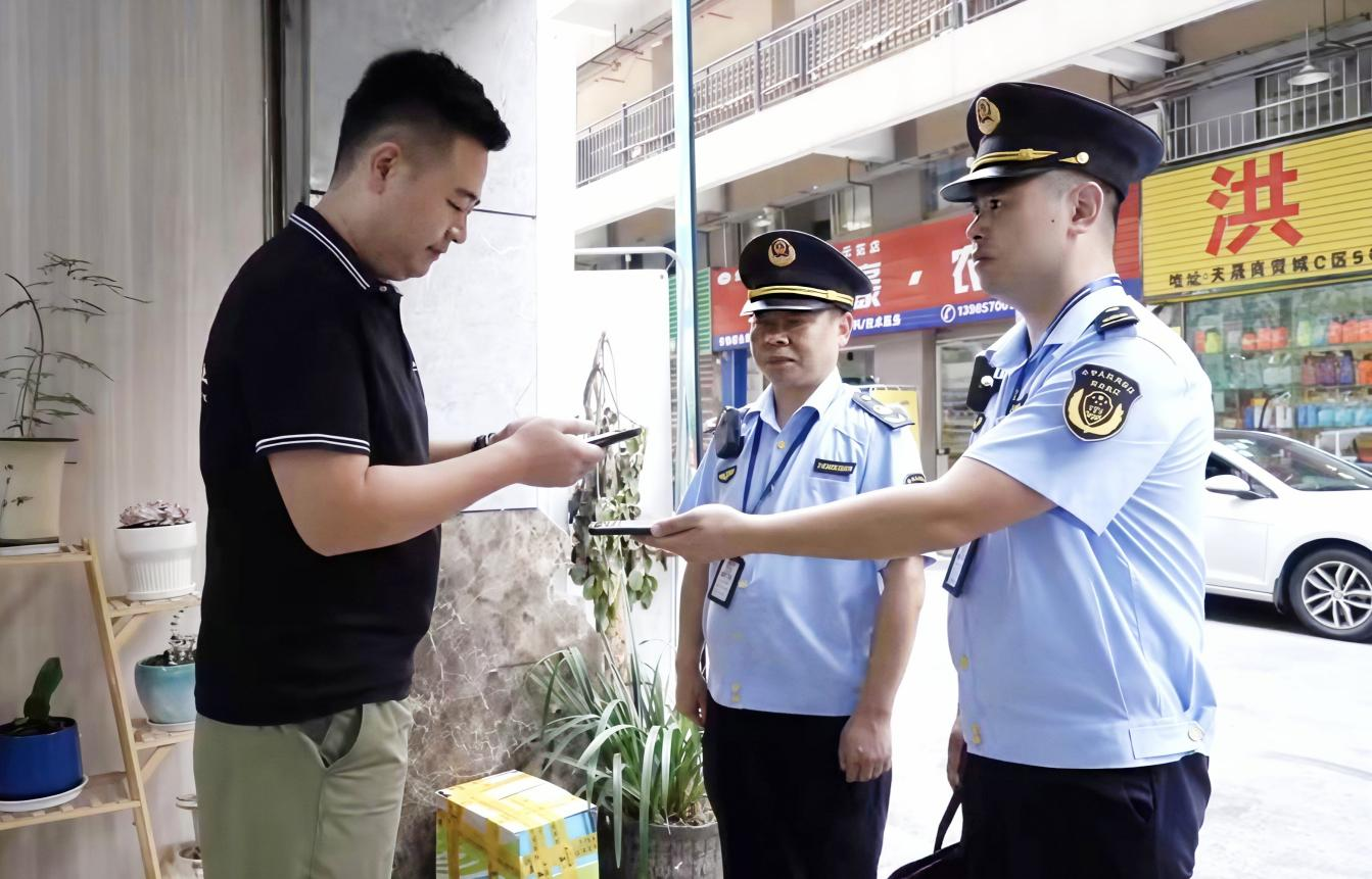 图3安顺市执法人员开展“扫码入企”执法检查.png 图3安顺市执法人员开展“扫码入企”执法检查.png