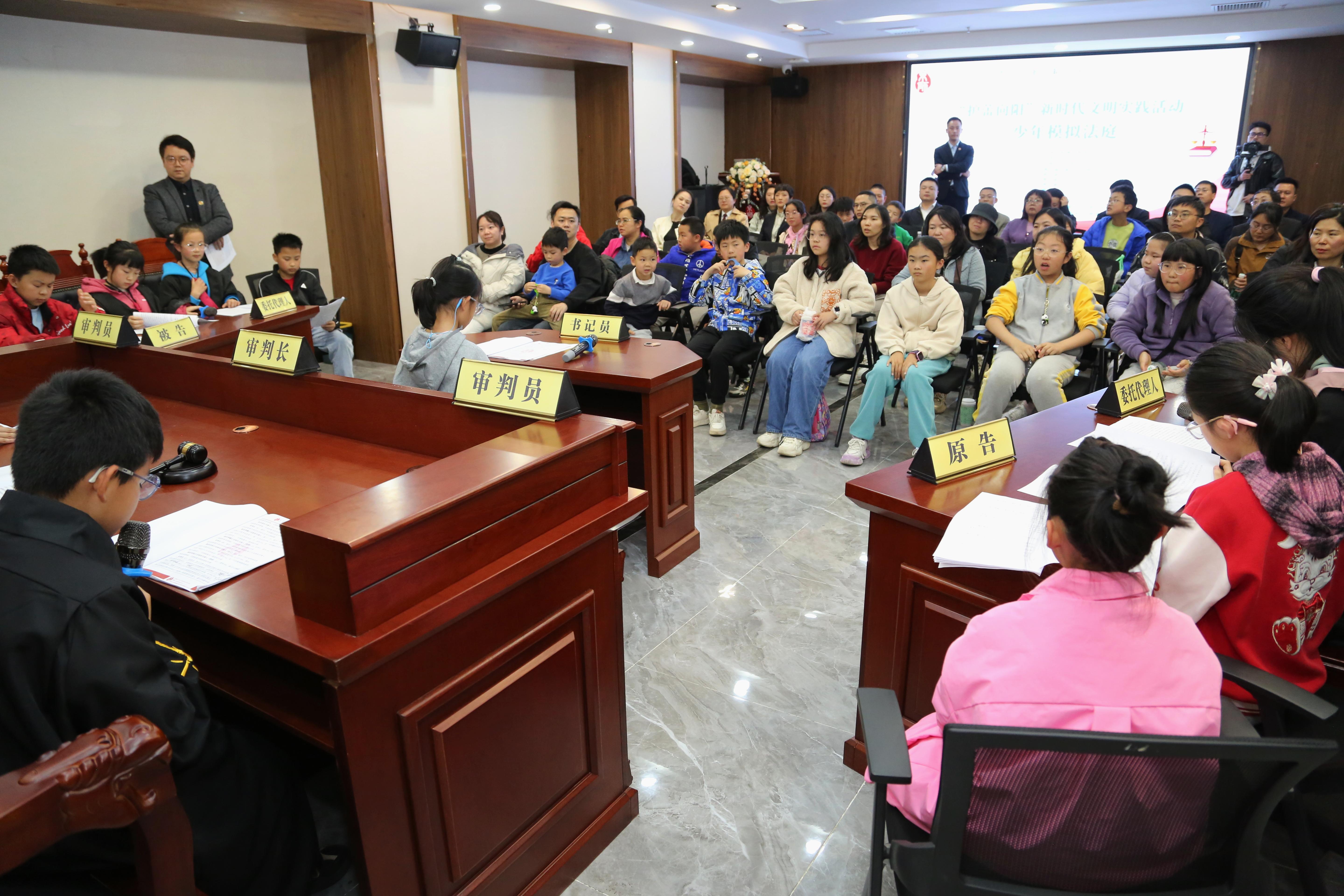 图3 2025年4月12日贵阳市司法局指导、京师律师事务所组织开展青少年模拟法庭活动。.jpg 图3 2025年4月12日贵阳市司法局指导、京师律师事务所组织开展青少年模拟法庭活动。.jpg