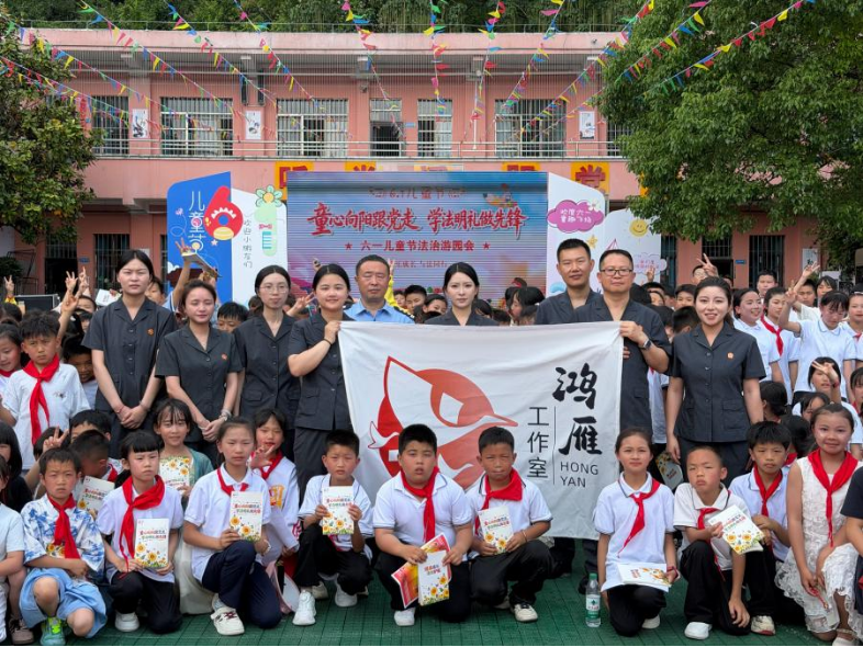 图4 5月27日,贵州省高级人民法院会同法院系统驻翁贡村选调生,联合开展了“六一”特别活动,为全校200余名师生送上了一份特别的节日礼物。.png 图4 5月27日,贵州省高级人民法院会同法院系统驻翁贡村选调生,联合开展了“六一”特别活动,为全校200余名师生送上了一份特别的节日礼物。.png