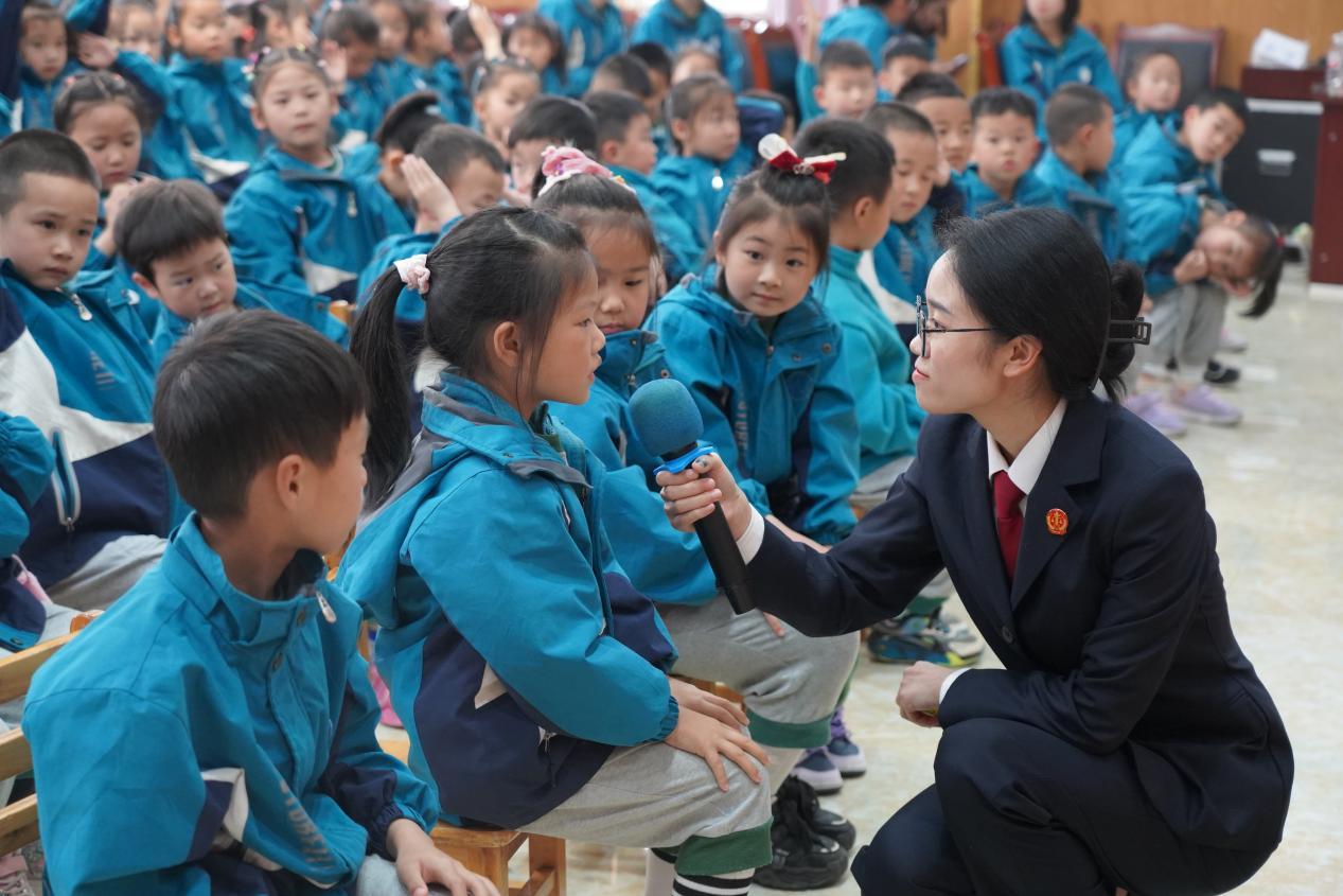 图2 法官与学生开展法律知识互动问答.jpg 图2 法官与学生开展法律知识互动问答.jpg