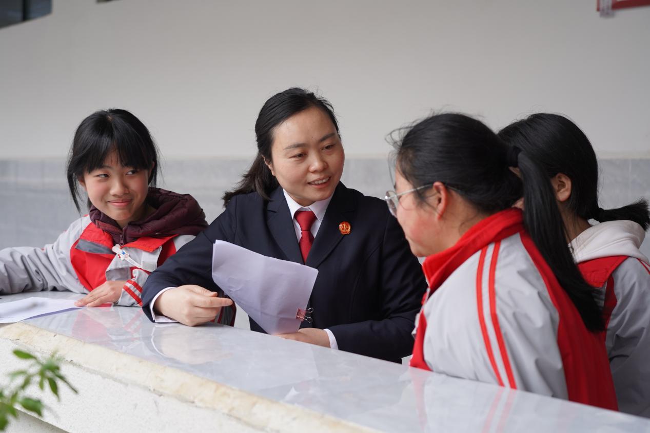 图1 法官向学生解答法律问题.jpg 图1 法官向学生解答法律问题.jpg